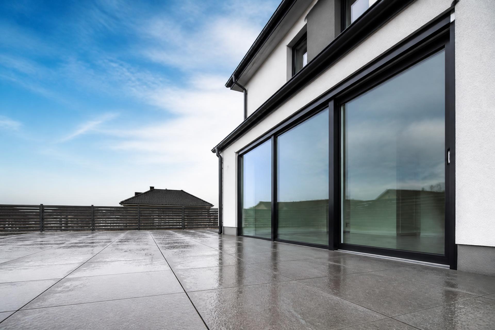 Saubere Fenster und Terrassenfliesen nach der professionellen Außenreinigung